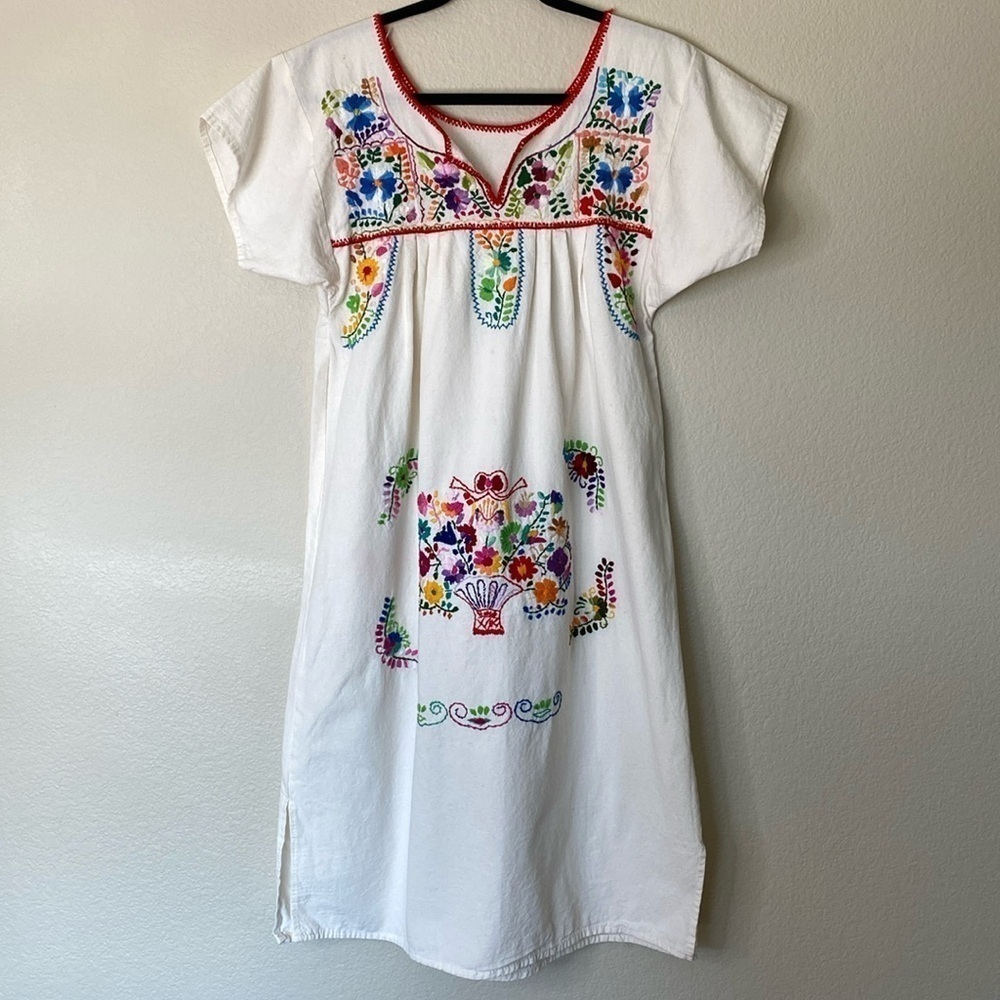 Vintage Mexican embroidered dress long short-sleeve cream with detail